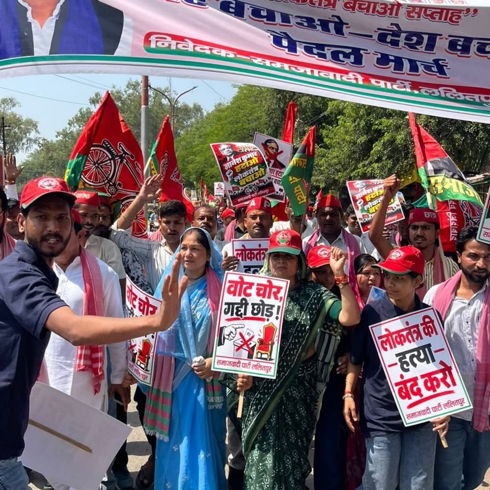 सपाइयों ने चुनाव आयुक्त ज्ञानेश कुमार का पुतला फूंका:ललितपुर में इस्तीफे के साथ तत्काल गिरफ्तारी की मांग, राष्ट्रपति को भेजा ज्ञापन