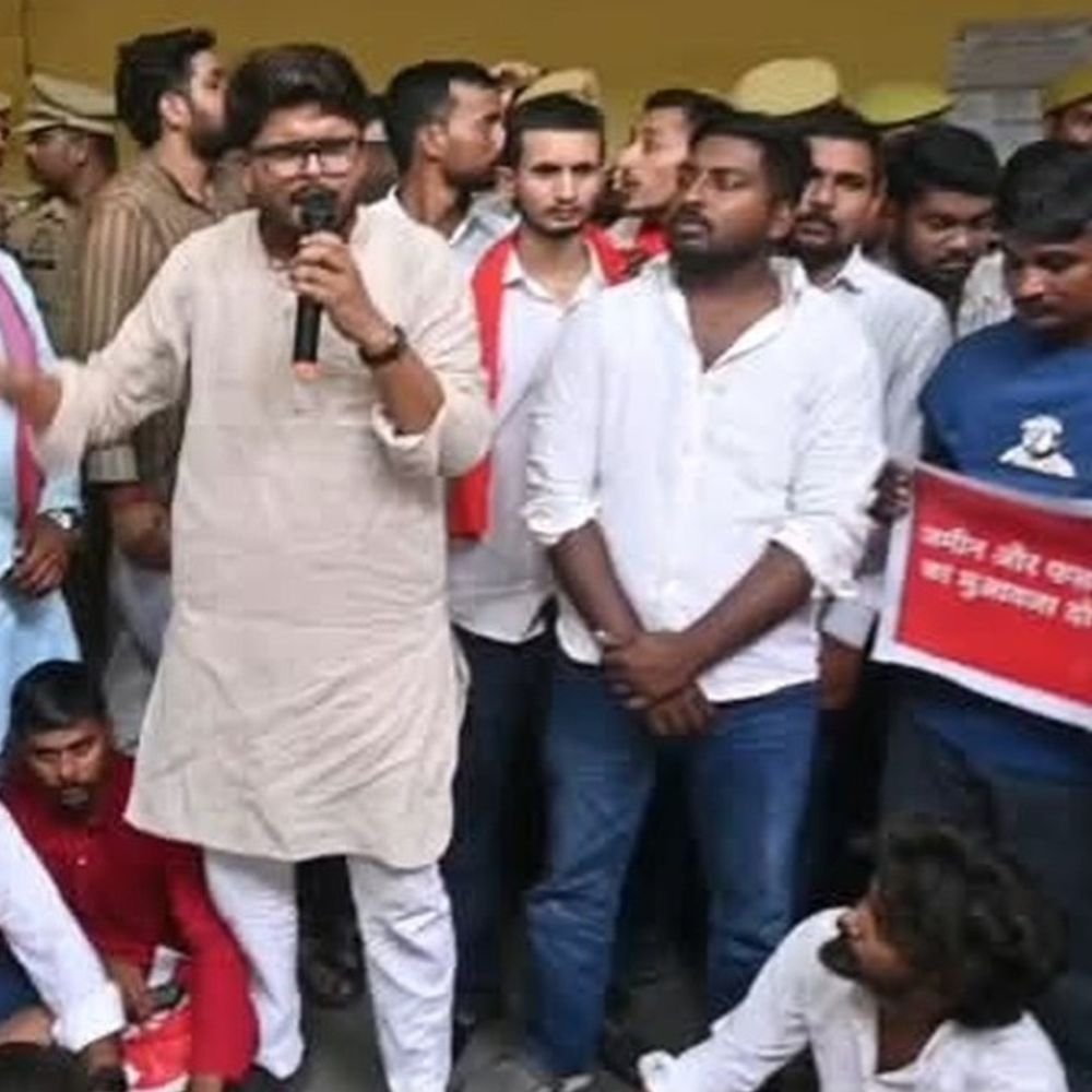 बांसडीह में किसानों और युवाओं का प्रदर्शन:मुआवजा, स्थायी ठोकर बनवाने, रिंग बंधे की मरम्मत और रेगुलेटर बनवाने की मांग