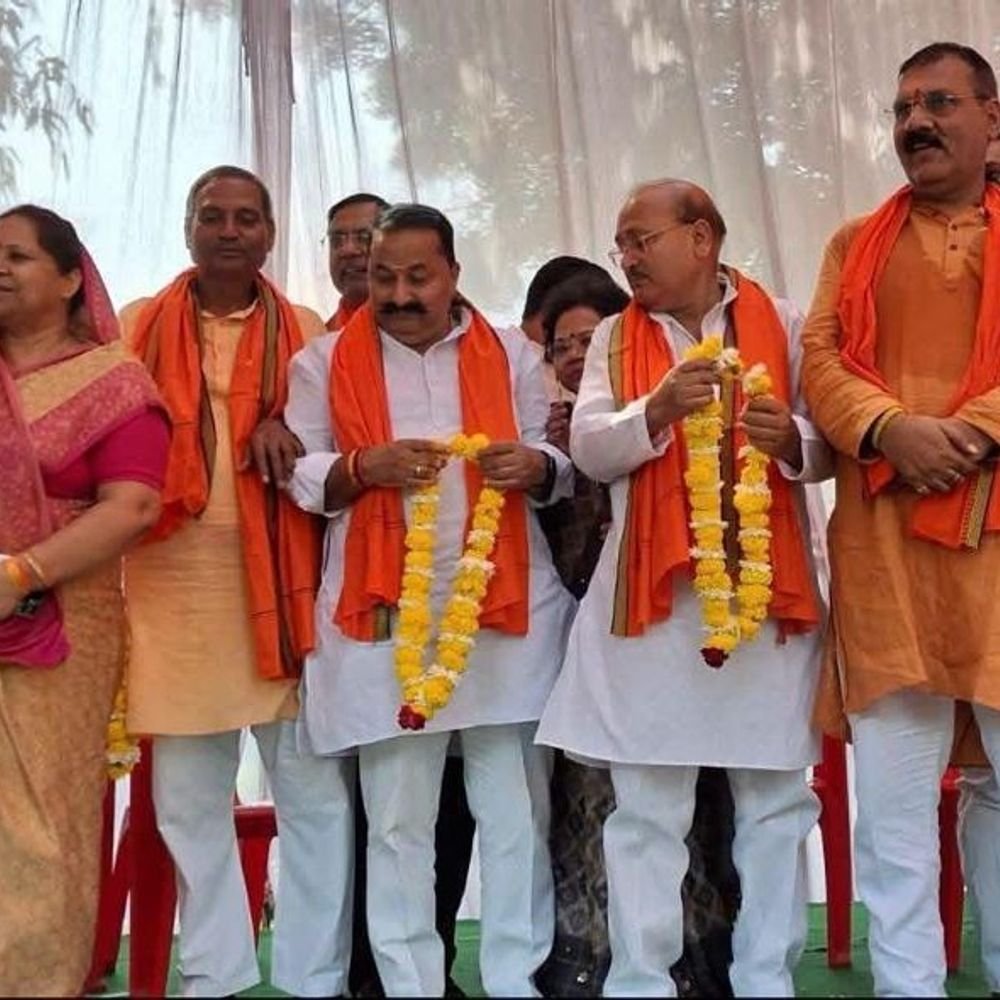 लखनऊ में भाजपा प्रत्याशियों के जुलूस में अचानक गिरा मंच:बाराबंकी जिलाध्यक्ष समेत कई नेताओं को लगी चोट, ज्यादा लोगों के चढ़ने से 4 सेकंड में टूटा