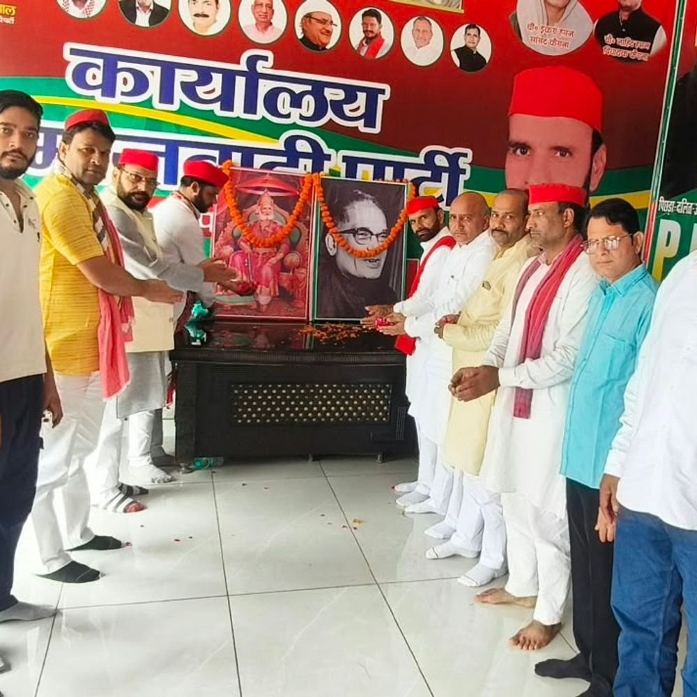 सपा ने महाराजा अग्रसेन और जयप्रकाश नारायण की जयंती मनाई:शामली जिला कार्यालय पर महापुरुषों को नमन कर सामाजिक एकता का संकल्प लिया