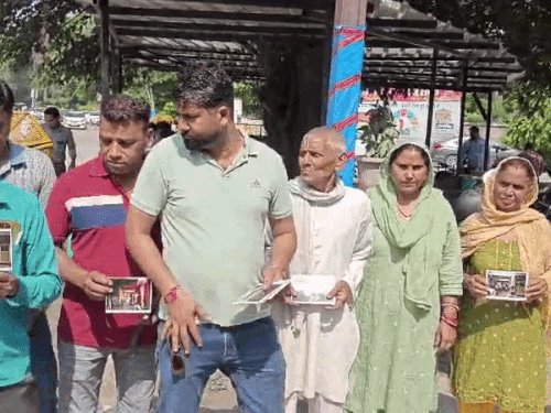 रास्ते पर लिंटर डालकर स्कूल और मंडप चलाने का आरोप:मेरठ में 2022 से शिकायत कर रहे कॉलोनीवासी, सरकारी नल उखाड़कर लगाया निजी समरसेबल