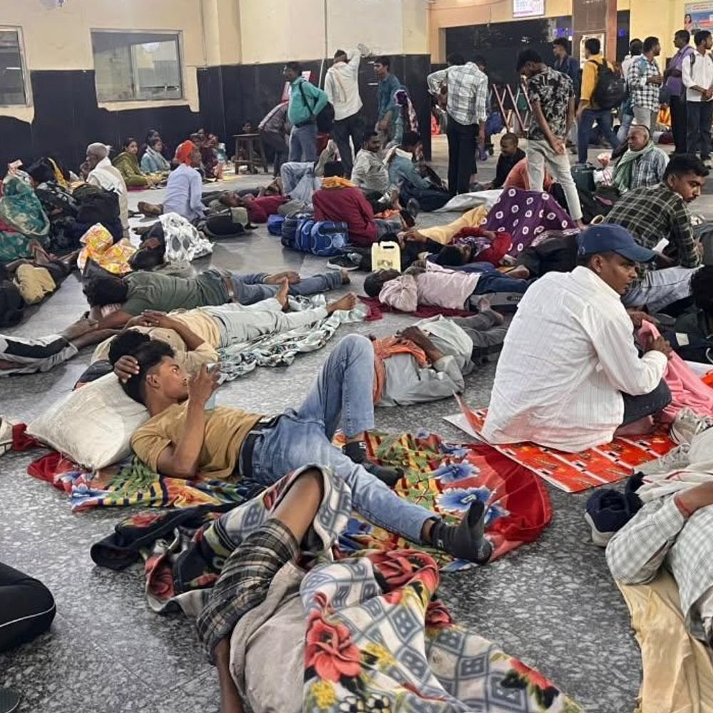 PET अभ्यर्थी बोले-ट्रेन में जगह नहीं, स्टेशन पर आराम नहीं:CPRO बोले- गोरखपुर स्टेशन पर बनाए गए हैं होल्डिंग एरिया; चलाई जा रही ट्रेनें