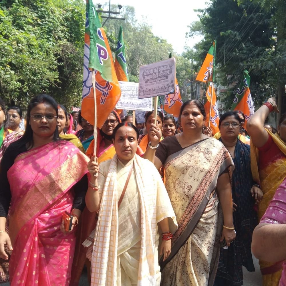 दिल्ली में महिला पुलिसकर्मियों से दुर्व्यवहार, भाजपा महिला मोर्चा भड़की:मिर्जापुर में जिलाध्यक्ष के नेतृत्व में डीएम कार्यालय पर प्रदर्शन, ज्ञापन सौंपा