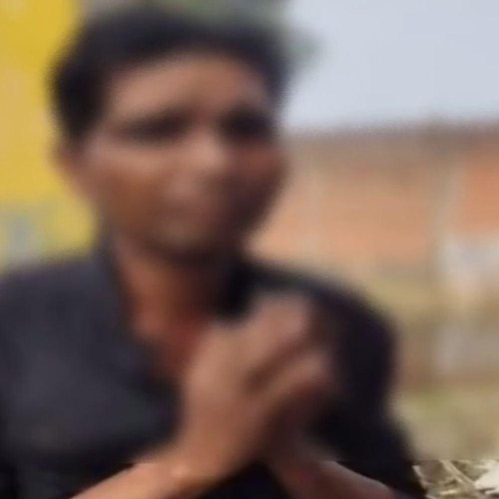 शाहजहांपुर में चोर ने कीमती सामान की बजाय चारपाई चुराई:सीसीटीवी से खुलासा होने पर लोगों ने पकड़ा, जंजीर से बांधा