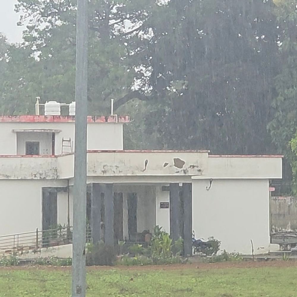 गोंडा में मूसलाधार बारिश से बदला मौसम, तापमान में गिरावट:बिजली गिरने और ओले पड़ने की चेतावनी दी, प्रशासन ने जारी की एडवाइजरी