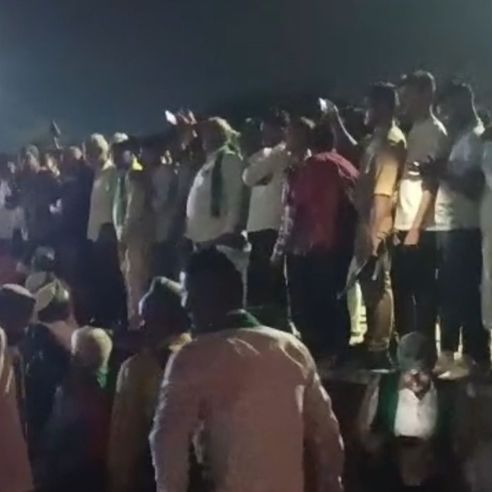 कैफियत एक्सप्रेस में महिला की चोटी खींचने पर हंगामा:अयोध्या में किसान नेताओं ने ट्रेन घेरकर रेलवे ट्रैक पर दिया धरना, TTE ने मांगी माफी