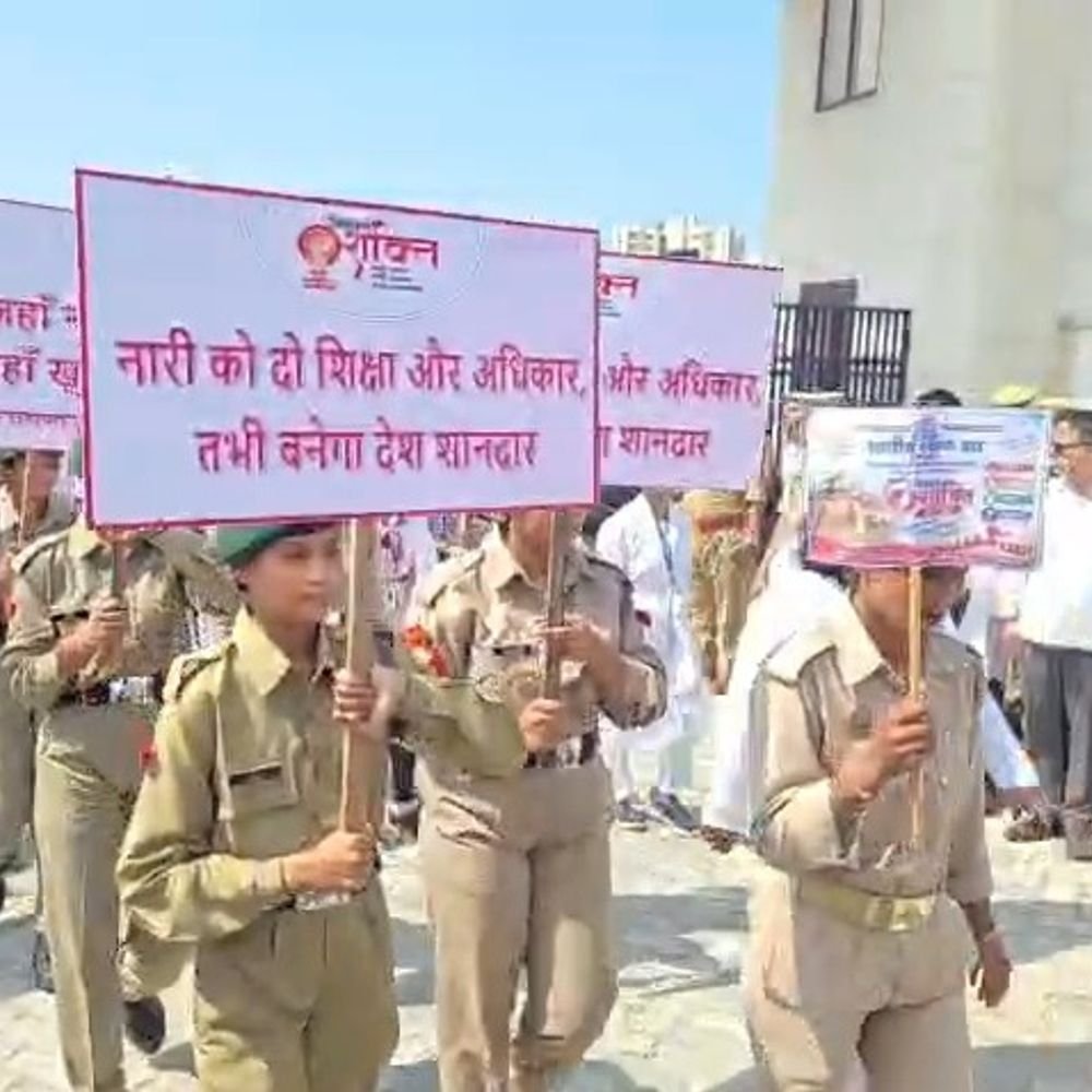 नारी शक्ति सम्मान रैली, सांसद ने अखिलेश पर साधा निशाना:अमरोहा में 6000 छात्राओं ने हिस्सा लिया; योगी को अयोध्या से चुनाव लड़ने की चुनौती पर दिया जवाब