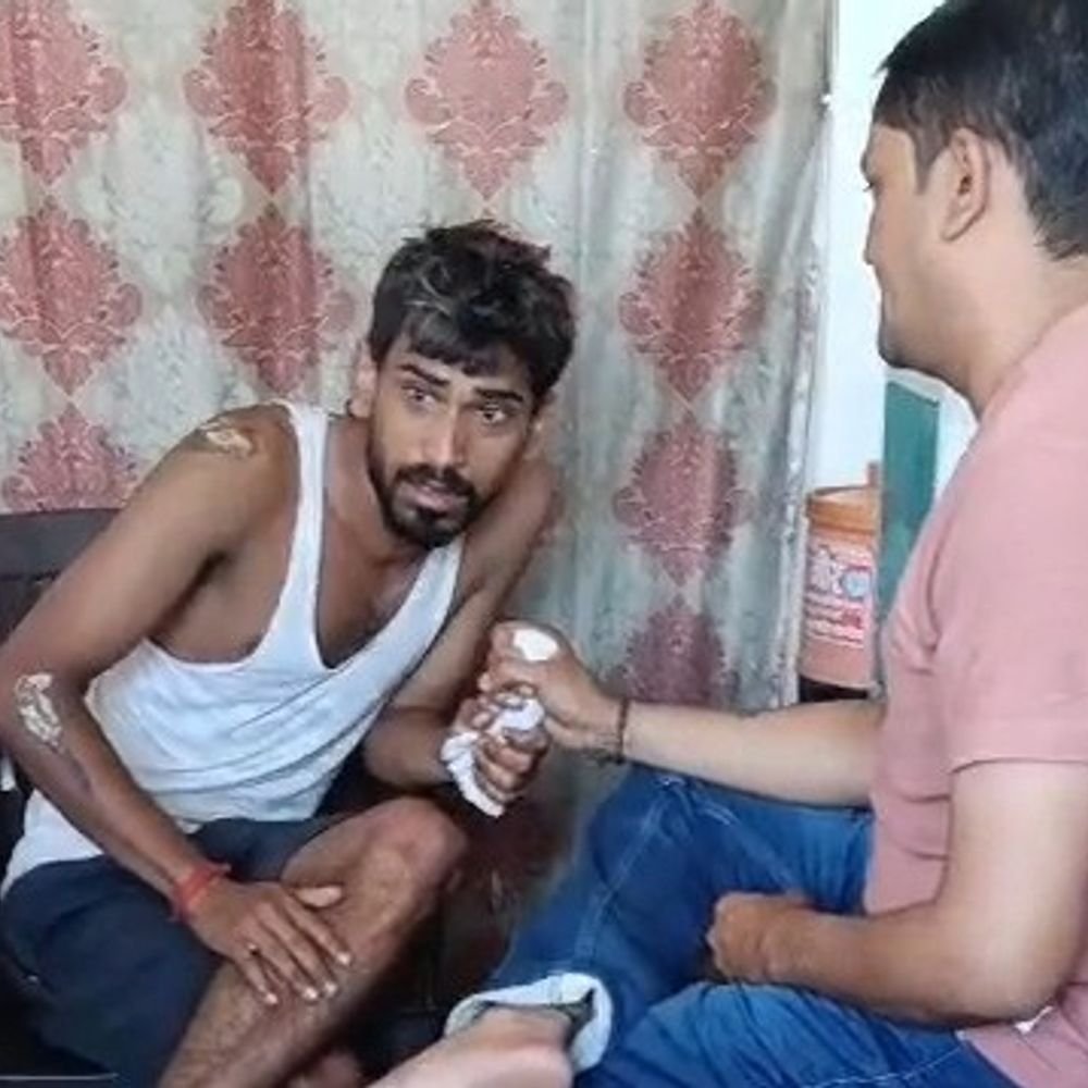 दिनदहाड़े दुकान में घुसकर चाकू से हमला:लोगों ने युवक को चाकू के साथ पकड़ा, पुलिस ने आरोपी को हिरासत में लिया