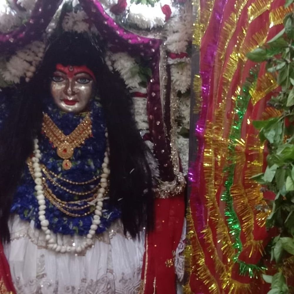 शीतला माता मंदिर में अष्टमी पर उमड़ी श्रद्धालुओं की भीड़:महागौरी स्वरूप में हुआ माता रानी का भव्य श्रृंगार,दर्शन-पूजन के लिए लगी कतारे