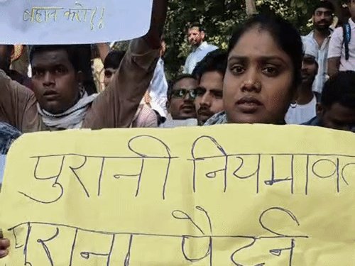 प्रयागराज में TGT-PGT अभ्यर्थियों ने UPESSC का घेराव किया:पुरानी नियमावली से भर्ती का एक मौका देने की मांग, गेट पर बैठकर किया प्रदर्शन