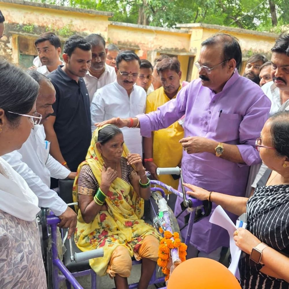 फतेहाबाद में सेवा संकल्प अभियान:दिव्यांगजनों को सहायक उपकरण, ट्राई साइकिल और बैटरी साइकिल बांटी