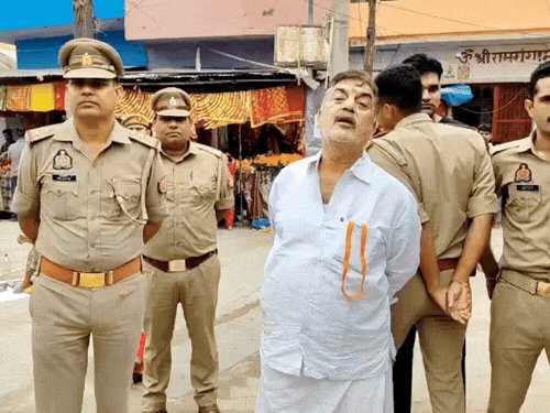 मुरादाबाद में कांग्रेस जिलाध्यक्ष विनोद गुंबर हिरासत में:BJP विधायक के टॉर्चर की शिकार फैमिली से मिलने जा रहा था कांग्रेस डेलिगेशन