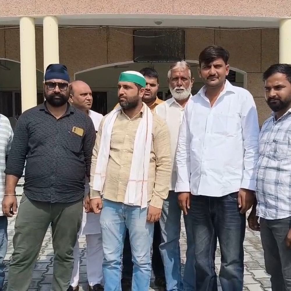 भाकियू ने बैंक पर लोन न देने का आरोप लगाया:सीएम युवा उद्यमी योजना में मिलता है 5 लाख का लोन, डीएम को ज्ञापन दिया