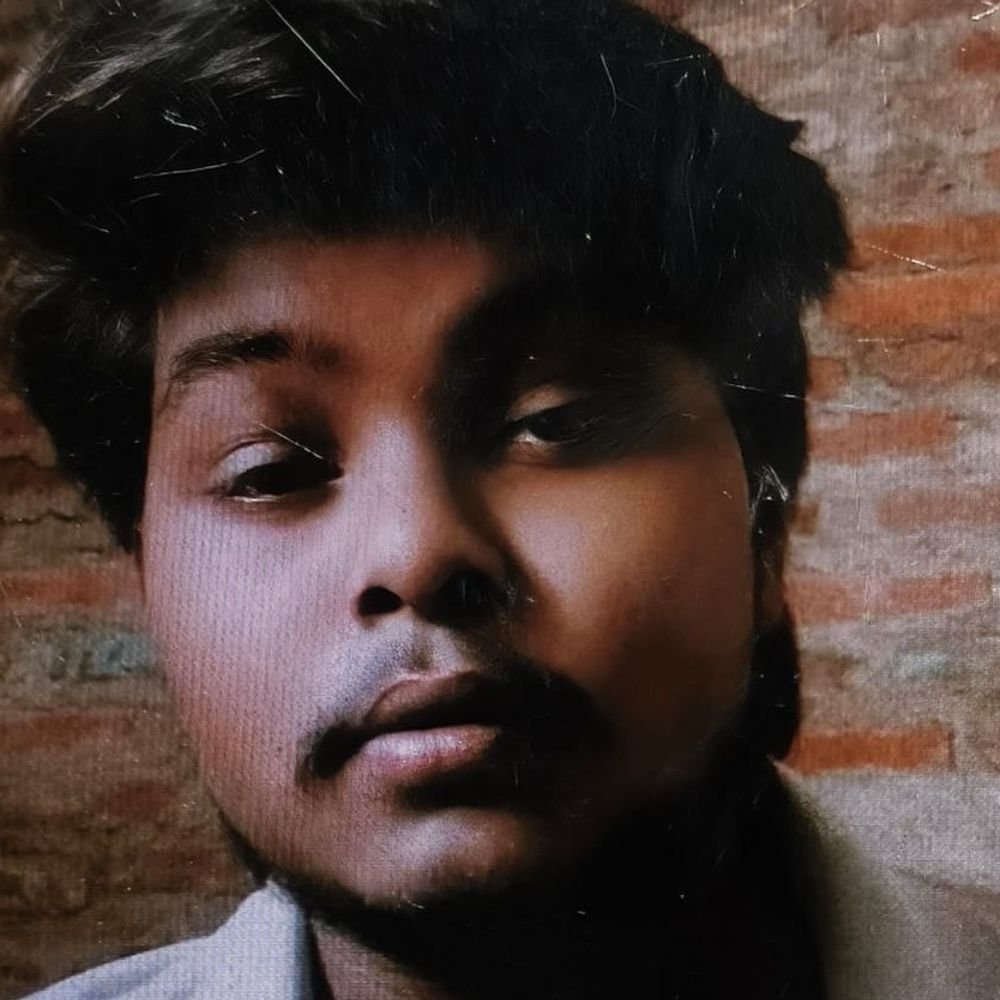 कानपुर में तेज रफ्तार स्पोर्ट बाइक डिवाइडर से टकराई:युवक की मौत, दोस्त गंभीर; काम खत्म कर लौट रहे थे दोनों