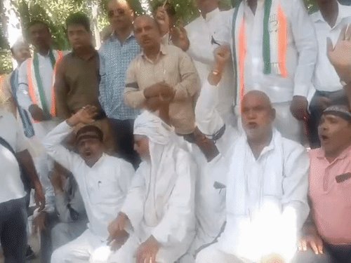राहुल गांधी के खिलाफ FIR पर गोरखपुर में भारी विरोध:कांग्रेसी बोले- सवाल ज्ञानेश कुमार से करते, जवाब मोदी सरकार देती, ये रिश्ता क्या कहलाता है?