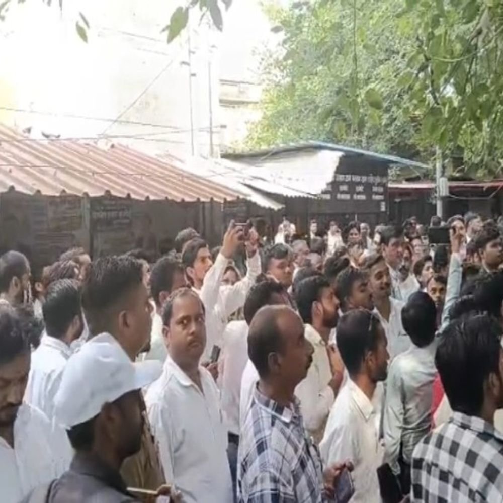 शाहजहांपुर कचहरी में बंदी की मौत से मचा हड़कंप:कोर्ट में पेशी के लिए आया था पॉक्सो एक्ट का आरोपी, शौचालय में लगाई फांसी