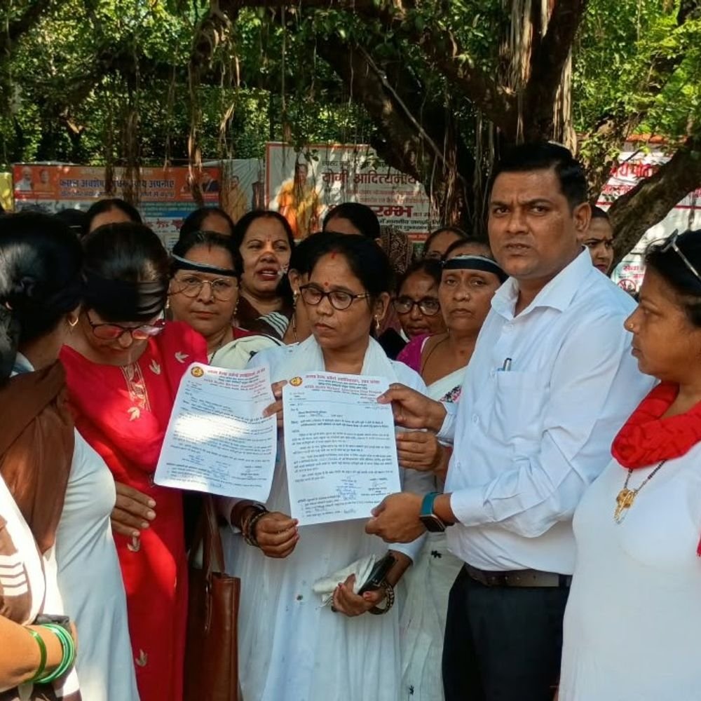बिजनौर में आशा वर्कर्स ने कार्य बहिष्कार कर प्रदर्शन किया:लखनऊ में सुनवाई न होने का आरोप, 13 अक्टूबर से अनिश्चितकालीन हड़ताल की चेतावनी