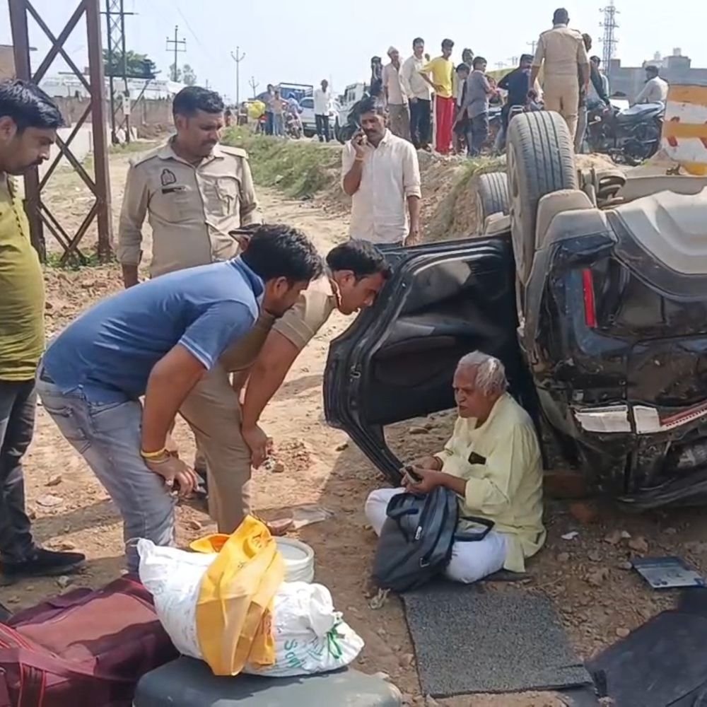 कार-बाइक की टक्कर में युवक की मौत:दंपती समेत तीन घायल, शिकोहाबाद के पास हुआ हादसा; कार-बाइक खाई में पलटी