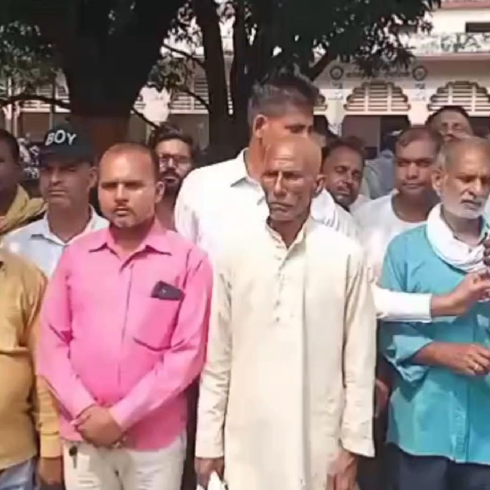 ऑपरेटरों ने मानदेय बढ़ाने की मांग की:12 साल से नहीं बढ़ा मानदेय, कलेक्ट्रेट में प्रदर्शन कर सौंपा ज्ञापन
