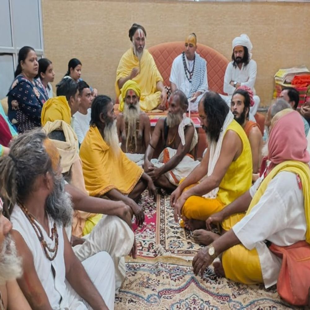 मथुरा में गुरुकुल हादसे पर संत-महंतों में रोष:मृतक छात्रों के परिजनों को 11-11 लाख मुआवजा देने की मांग