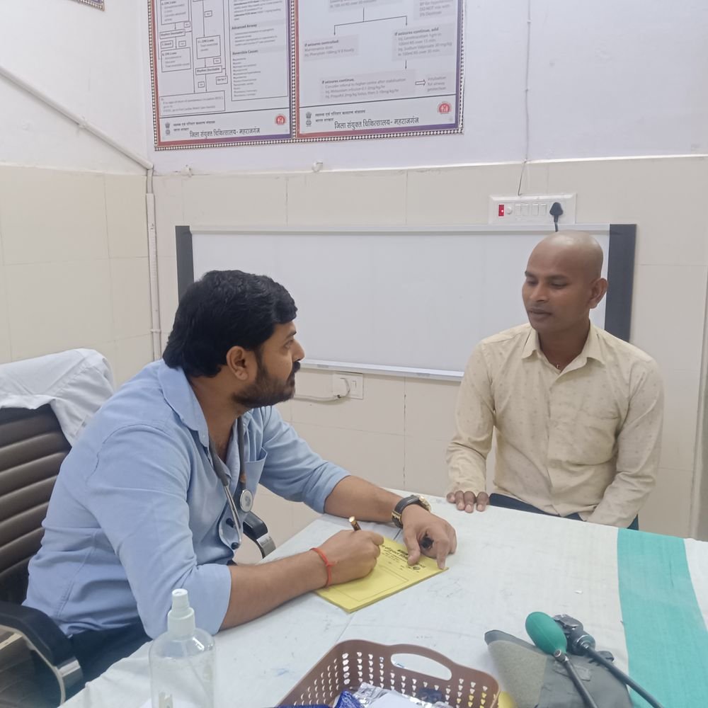 मौसमी बीमारियों के साथ कुत्ता-सांप काटने के मरीज बढ़े:महराजगंज में डॉक्टर बोले- मौसम बदलने से बढ़ी संख्या, तुरंत इलाज कराएं