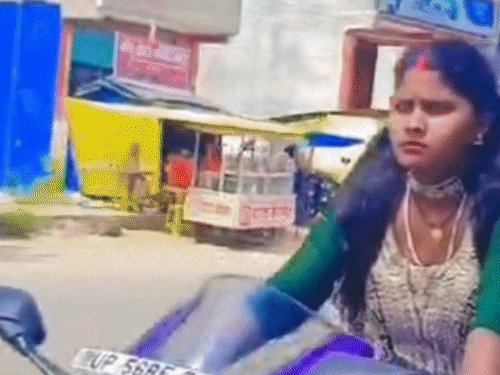 बाइक पर स्टंट करके REEL बनाने वाली युवतियों पर केस:महराजगंज पुलिस ने दोनों बाइक को जब्त करके थाने में खड़ा करवाया