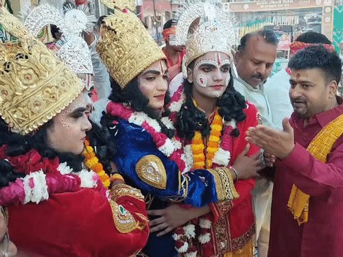 प्रतापगढ़ में राम-भरत के मिलन पर नम हुईं आंखें:घंटाघर चौक पर सुबह संपन्न हुआ ऐतिहासिक भरत मिलाप, झांकियों ने मोहा मन