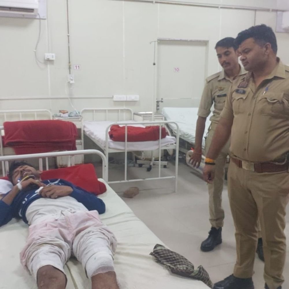 हादसे में घायल पट्टी कराने पहुंचा मेडिकल कॉलेज:फिरोजाबाद में डॉक्टर और स्टाफ पर मारपीट का आरोप