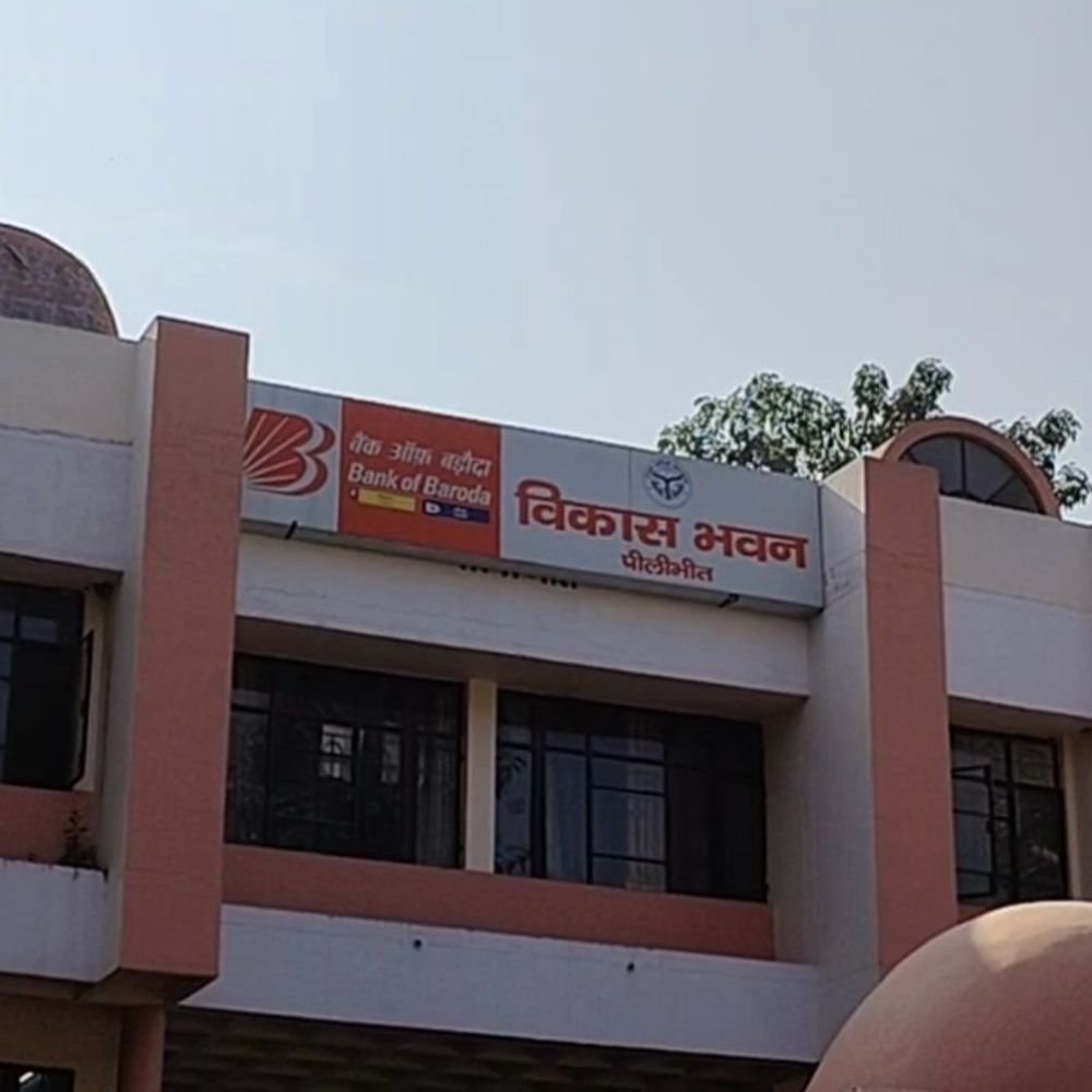 जीवित बुजुर्ग को कागजों में मृत दिखाया, पेंशन रोकी:पीलीभीत में ग्राम विकास अधिकारी निलंबित, लापरवाही से बंद हुई थी वृद्धावस्था पेंशन