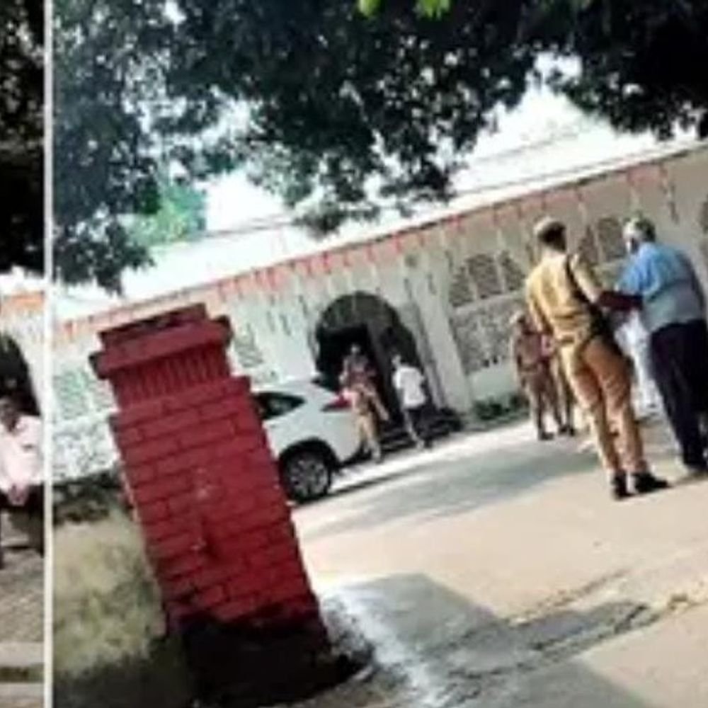 जमीन-विवाद से परेशान सैनिक ने कलेक्ट्रेट में आत्मदाह की कोशिश:देवरिया पुलिस ने रोका, डीएम ने निस्तारण के निर्देश दिए
