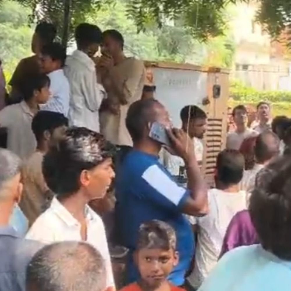 शादी की मांग को लेकर युवती टावर पर चढ़ी:पुलिस ने 2 घंटे की मशक्कत के बाद सुरक्षित नीचे उतारा
