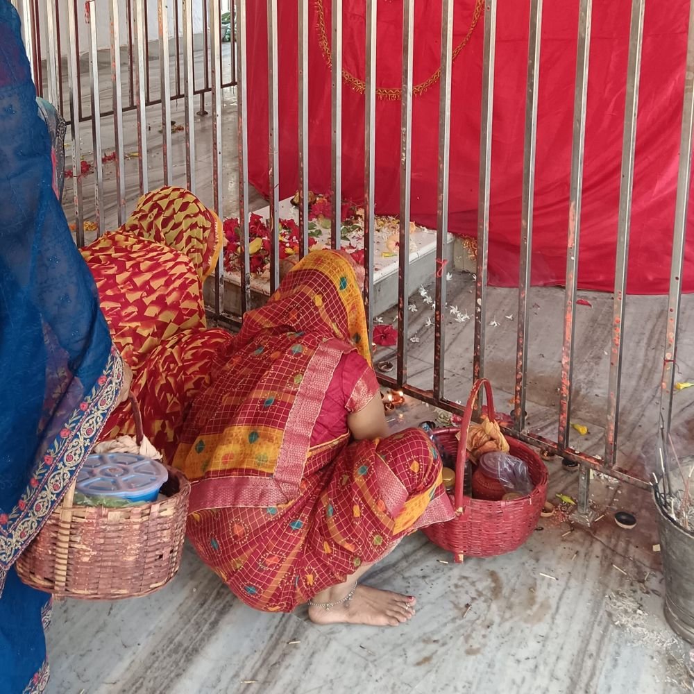 बलिया में मां भवानी मंदिर में पूजा:छठे दिन महिलाओं ने नारियल-चुनरी चढ़ाकर की पूजा-अर्चना