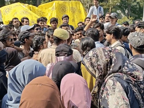 यासिर की हालत बिगड़ी, एएमयू में उग्र प्रदर्शन:शुगर 67 और BP 92/64;मेडिकल टीम एंबुलेंस लेकर पहुंची, अस्पताल में भर्ती होने से यासिर ने किया इनकार