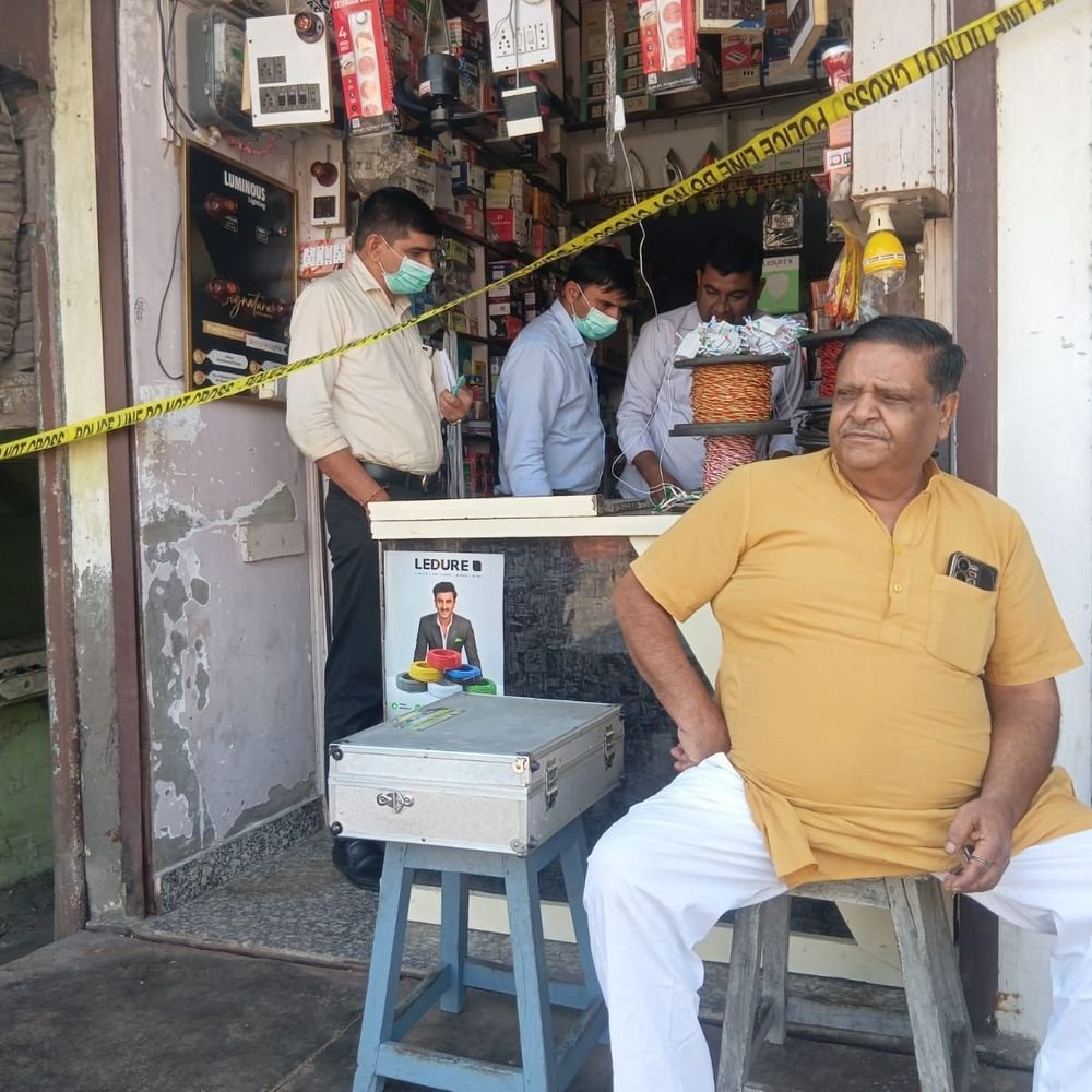 चोरों ने इलेक्ट्रॉनिक्स दुकान से नकदी और सामान चुराया:शामली में गल्ले से 4 हजार रुपए और करीब 5 हजार रुपए का सामान ले गए
