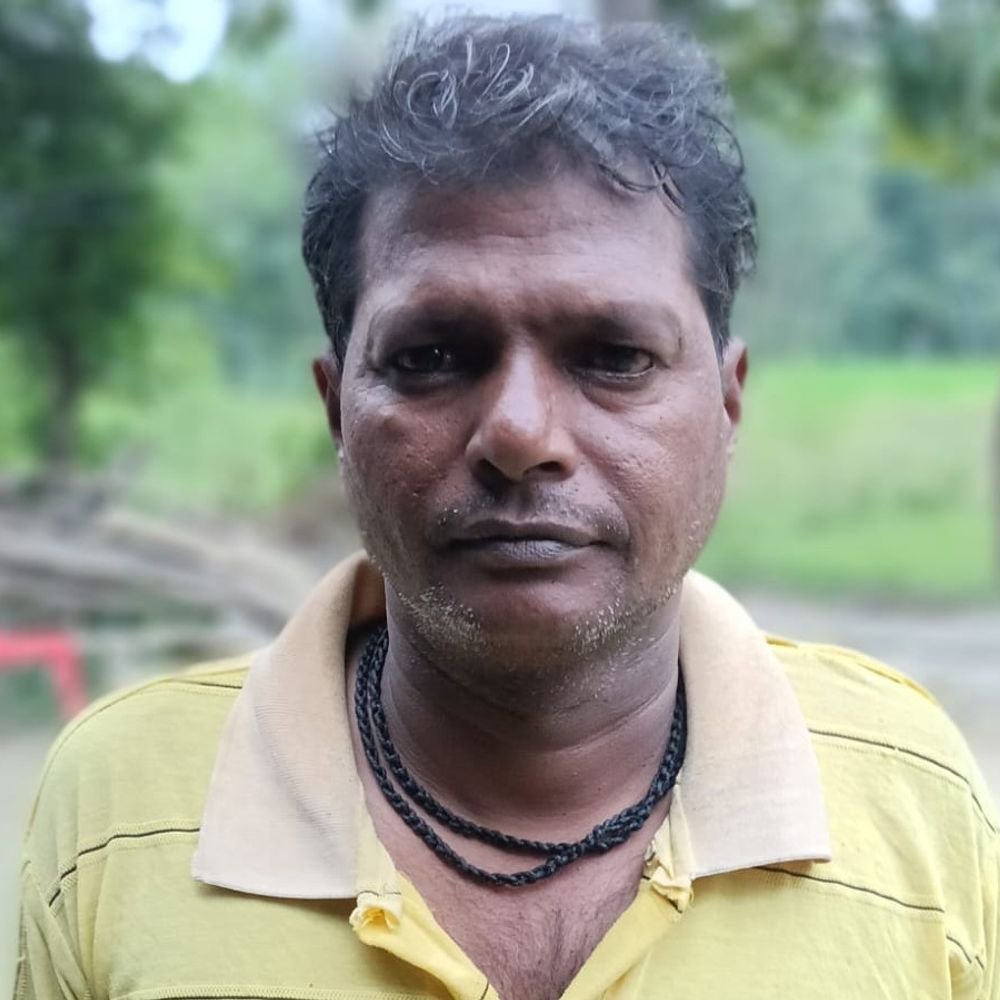 शटडाउन के बाद भी चालू हुई बिजली, लाइनमैन की मौत:लखनऊ में करंट लगते ही खंभे से नीचे गिरा, मरम्मत करने चढ़ा था