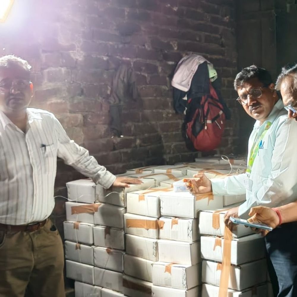 हरदोई में 17.5 कुंतल सोहनपापड़ी सीज:खाद्य सुरक्षा विभाग ने तीन नमूने लिए; 1.74 लाख रुपए की मिठाई जब्त, लाइसेंस निलंबित करने की तैयारी