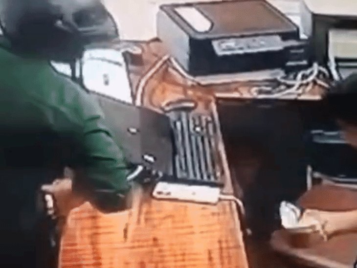 गाड़ी छुड़ाने का झांसा देकर किशोर से 15 हजार ठगे:रहीमाबाद में सफेद स्कूटी से पहुंचा था; सीसीटीवी में रिकॉर्ड हुई घटना