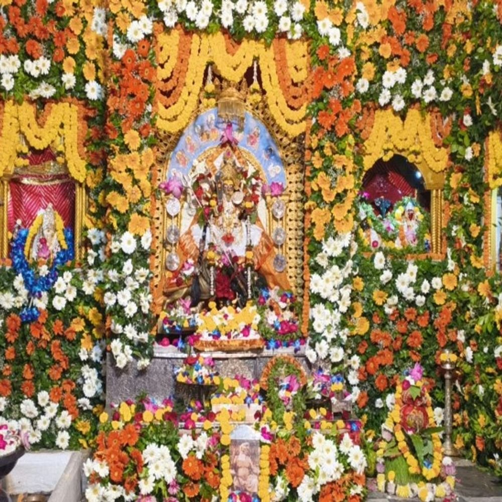 कांजीवरम की विशेष साड़ी से सजीं मां कात्यायनी:भव्य फूल बंगले में दिए दर्शन, नवरात्र के छठे दिन दर्शन को उमड़े श्रद्धालु