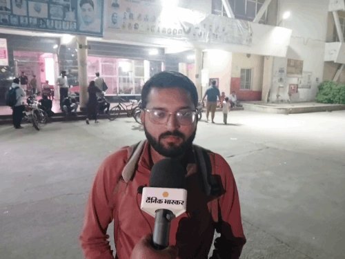 आजमगढ़ रोडवेज पर बस के लिए परेशान हो रहे अभ्यर्थी:कमरे पर सोने के लिए गए RM, अभ्यर्थी बोले कैसे पहुंचेंगे परीक्षा केंद्र, सता रहा है डर