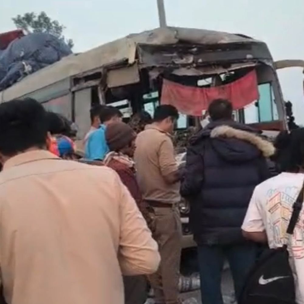 सीमेंट लदे ट्राले से टकराई बस, 2 श्रमिकों की मौत:अमरोहा में नेशनल हाइवे पर हुआ हादसा, लद्दाख से लौट रहे 20 श्रमिक घायल