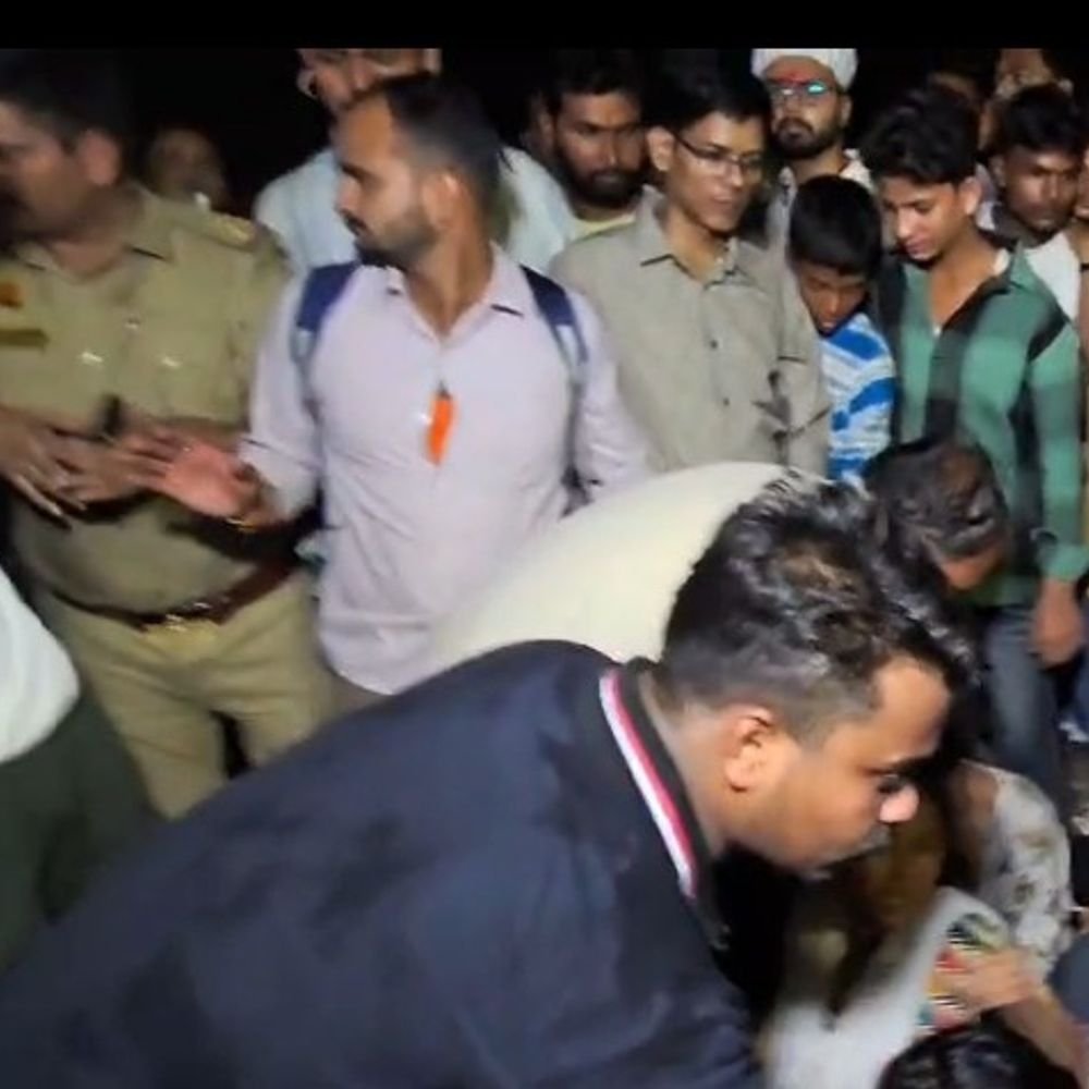 नदी में डूबे बच्चे का तीसरे दिन भी पता नहीं:तलाश में देरी से नाराज परिजन सड़क पर बैठे, CO के आश्वासन पर खत्म किया प्रदर्शन
