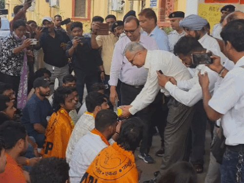 बीएचयू में 17 दिन बाद ABVP का धरना खत्म:कुलपति छात्रों के बीच पहुंचे, जांच तक चीफ प्रॉक्टर की शक्तियां वापस ली गई