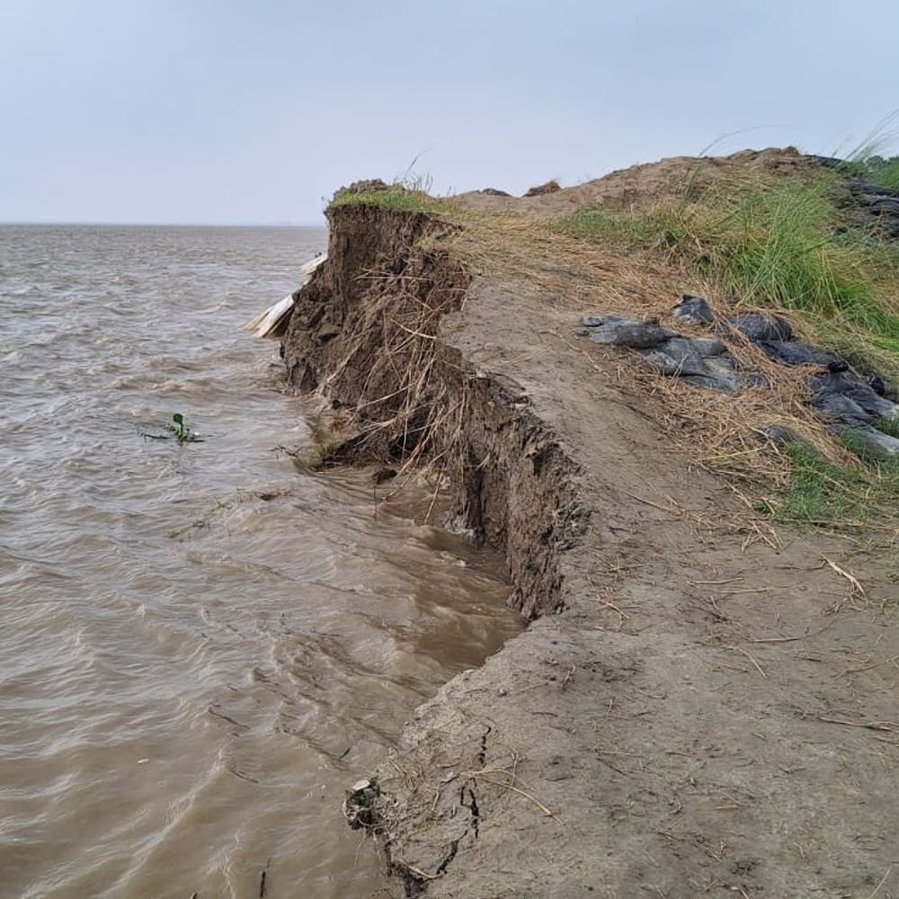 मऊ में सरयू का जलस्तर 35 सेमी घटा:खतरा बिंदु से 10 सेमी नीचे पहुंचा पानी; सड़कें अब भी जलमग्न