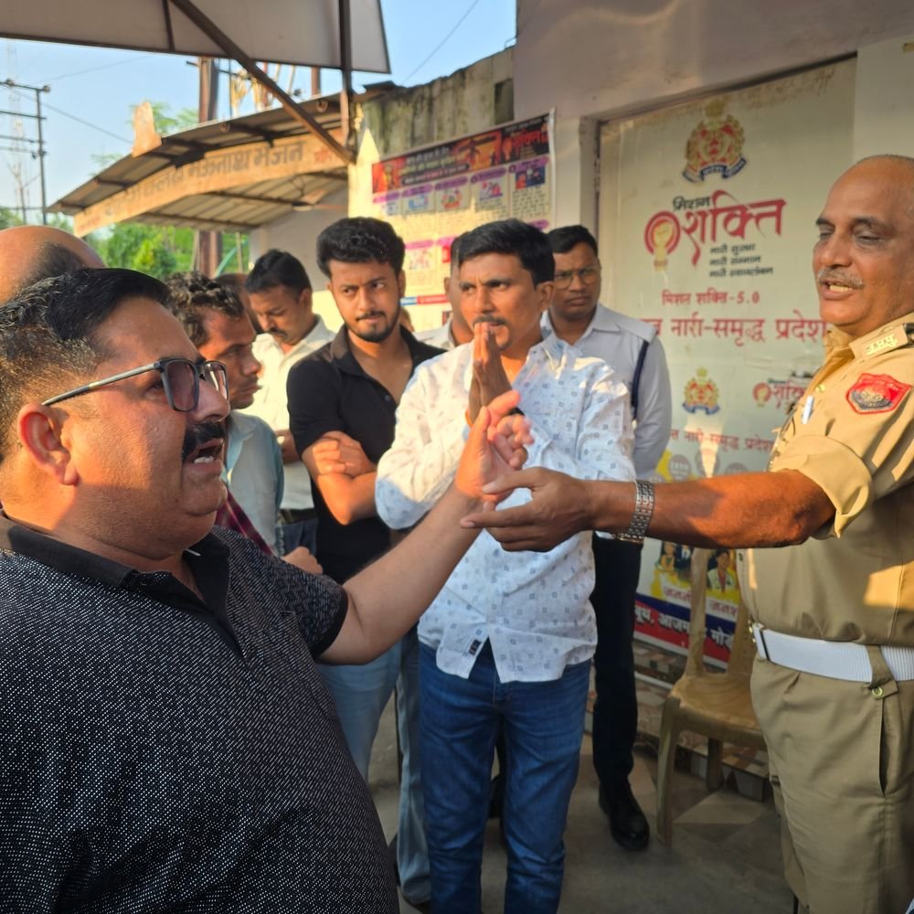 सड़क के बीच बस सीज करने पर भड़के यात्री:मऊ में एसपी ने यातायात प्रभारी को किया लाइन हाजिर, विभागीय जांच के दिए आदेश