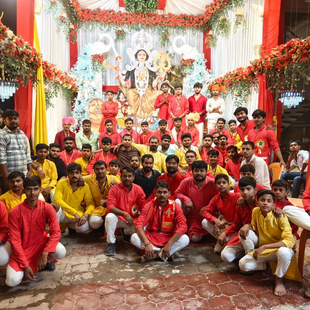 लालगंज में ऐतिहासिक भरत मिलाप, देख भावुक हुए श्रद्धालु:चौदह वर्ष के वनवास के बाद भगवान राम अयोध्या लौटे, श्रद्धालुओं को भावविभोर; रातभर निकलीं झांकियां, नगर रोशनी से जगमगाया