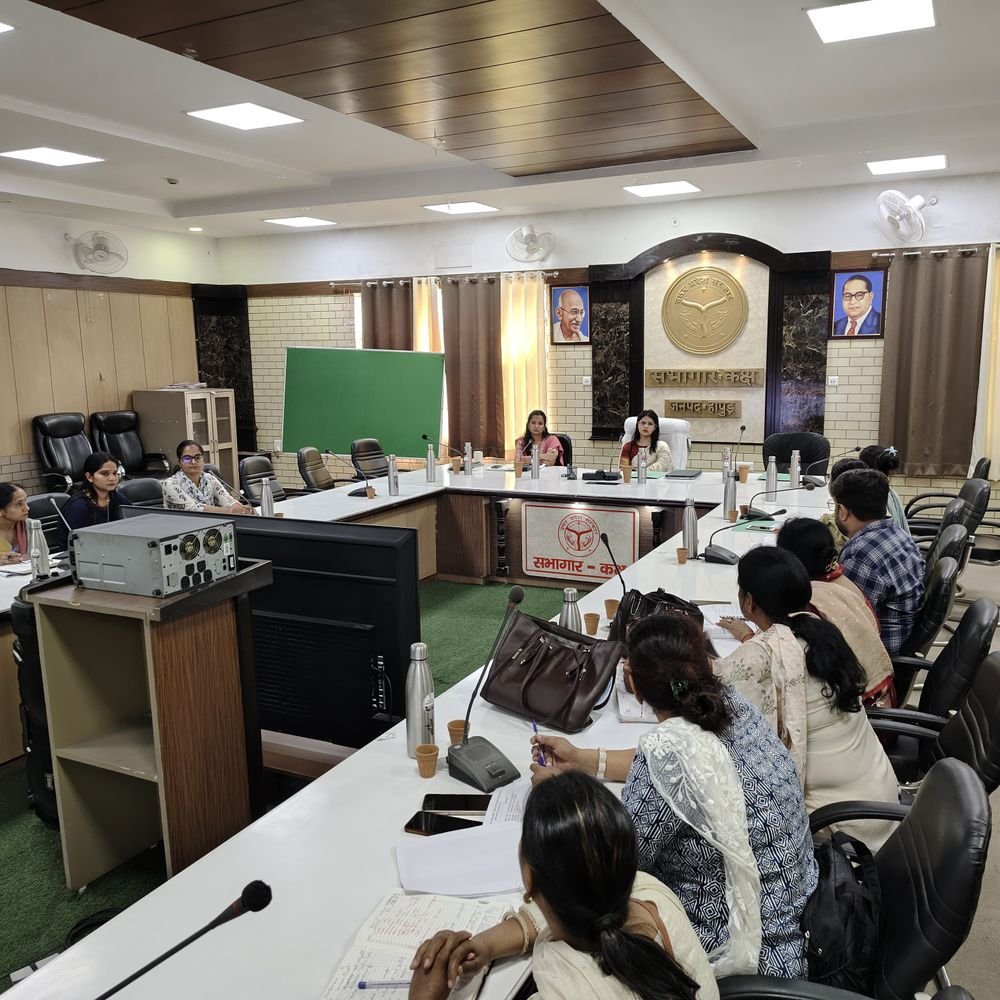 आंगनबाड़ी कार्यकत्रियों की सुरक्षा पर डीएम के निर्देश:हापुड़ में डीएम कविता मीना ने विभागीय कार्यों की समीक्षा की, शत-प्रतिशत पंजीकरण पर जोर