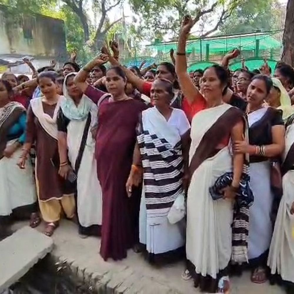 उन्नाव में आशा-संगिनियों ने राज्य कर्मचारी दर्जे की मांग की:मुख्यमंत्री के नाम ज्ञापन सौंपा, मानदेय बढ़ाने और इलेक्ट्रिक स्कूटी देने की भी मांग