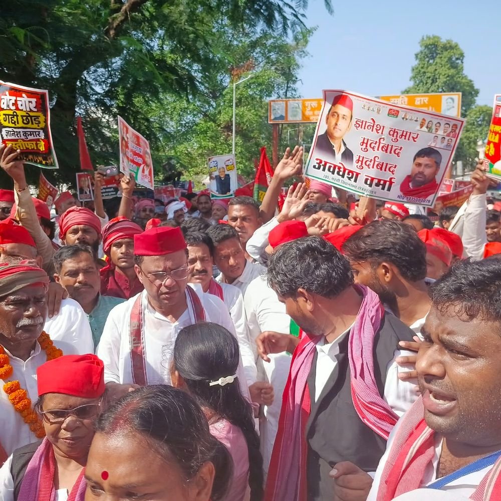 सपा ने मुख्य चुनाव आयुक्त ज्ञानेश कुमार का पुतला फूंका:प्रदर्शन कर बर्खास्तगी की मांग की, पुलिस से धक्का-मुक्की भी हुई