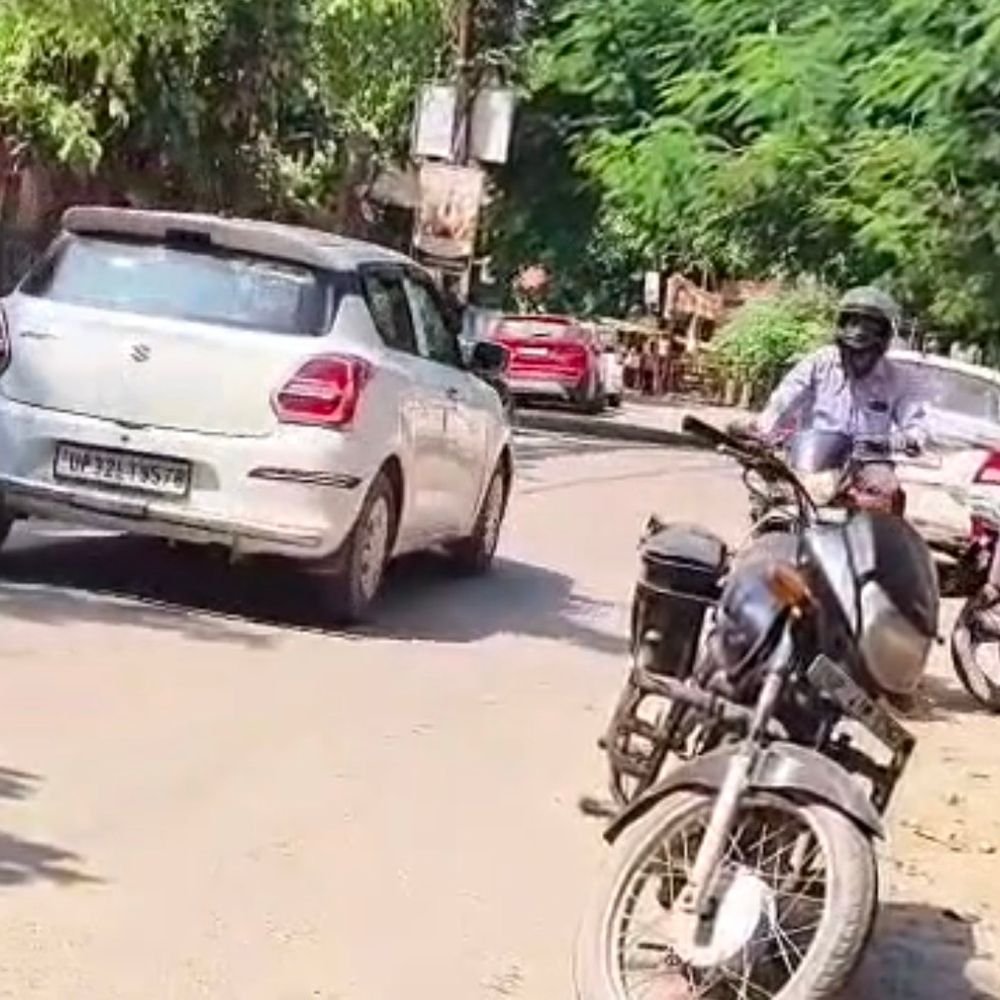 बाराबंकी में DM के निर्देश पर कलेक्ट्रेट रोड की मरम्मत:गड्ढों से परेशान राहगीरों को मिलेगी राहत