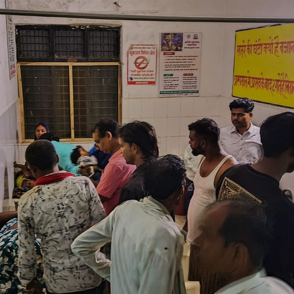 सड़क पर झुके पेड़ से दो बाइकों की टक्कर:सूरतगंज में बल्लोपुर चौराहे के पास हादसा, बच्चों समेत छह घायल; सभी जिला अस्पताल रेफर